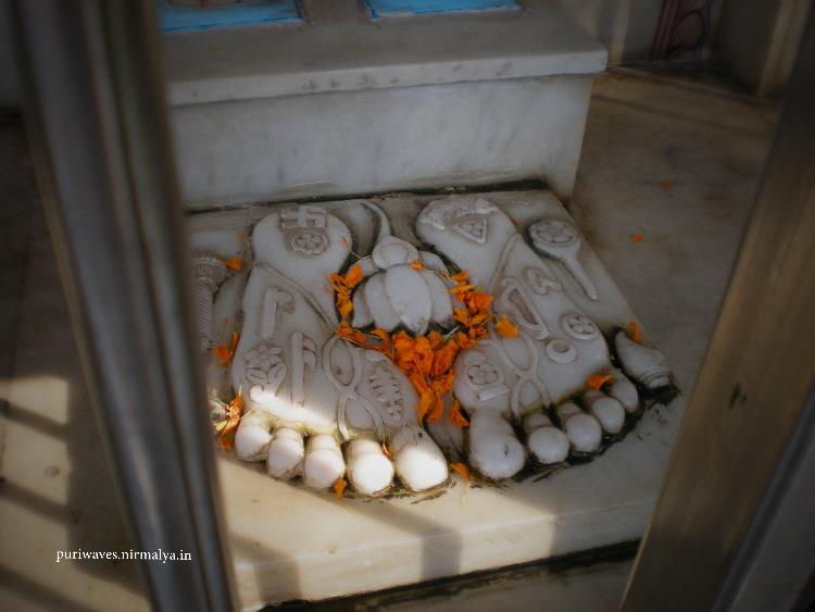 Padapdama of Nilakantha Varni at Indradyumna Tank